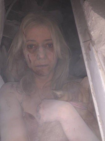 受襲住宅的其中一名住戶卡捷琳娜 （Kateryna Melnyk） 和她的家貓在廢墟下度過了 5 個小時後獲救。   圖：翻攝自twitter用戶「Visegrád 24」 