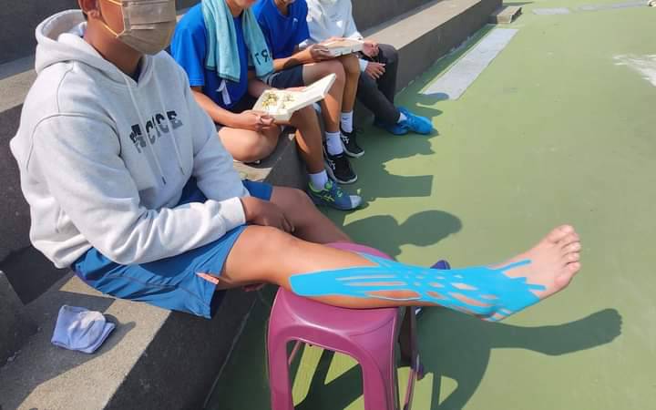 高市福山國中全中運網球選手疑似因場地問題受傷。   圖：翻攝臉書