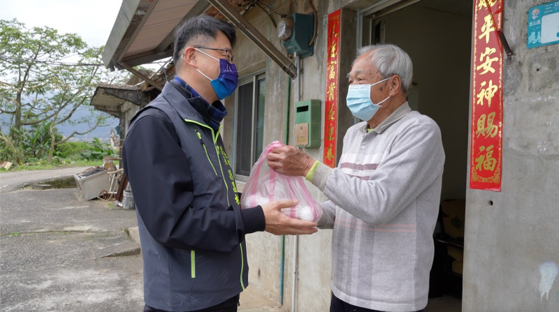 金山區長劉昌松分送愛心雞蛋給區內獨居長者。   圖：金山區公所提供