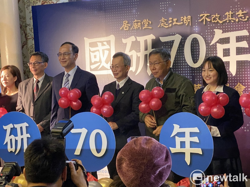 國民黨主席朱立倫（左3）、、台灣民眾黨主席柯文哲（右2）、民進黨國際部主任謝佩芬（右1）等人出席政治大學國際關係研究中心70周年特展開幕記者會。   圖：周煊惠 / 攝