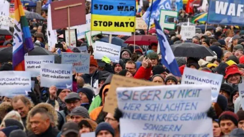 德國人民要求停止支援烏克蘭和退出北約的抗議活動。 圖:翻攝自騰訊網