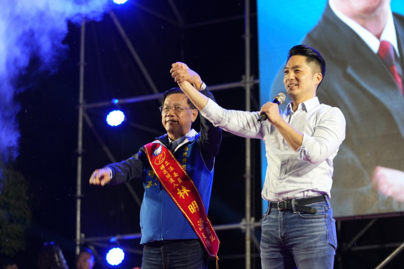 林明溱陣營選在南投體育館廣場舉行選前之夜晚會，蔣萬安到場力挺。   圖：國民黨提供