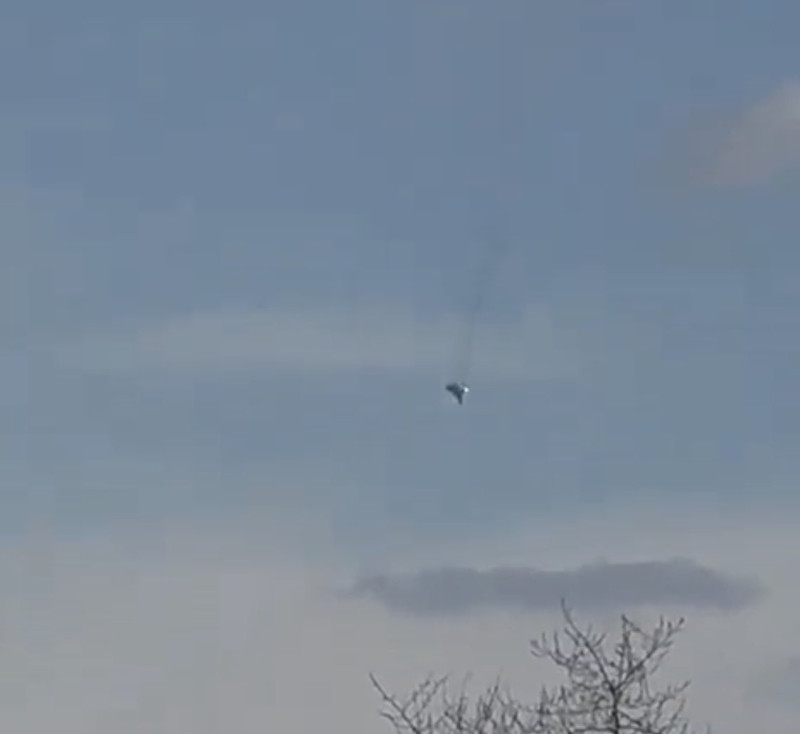 俄軍Su- 34 轟炸機被擊中後，失去動力急劇下墜。   圖：翻攝自烏克蘭空軍官方推特 