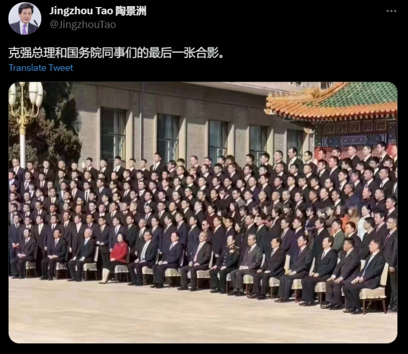陶景洲作為李克強的北大法律本科同班同學，於3/2在推特發布影片，表示中國國務院總理李克強已率領十三屆國務院全體成員拍「畢業照」。   翻攝自陶景洲推特。