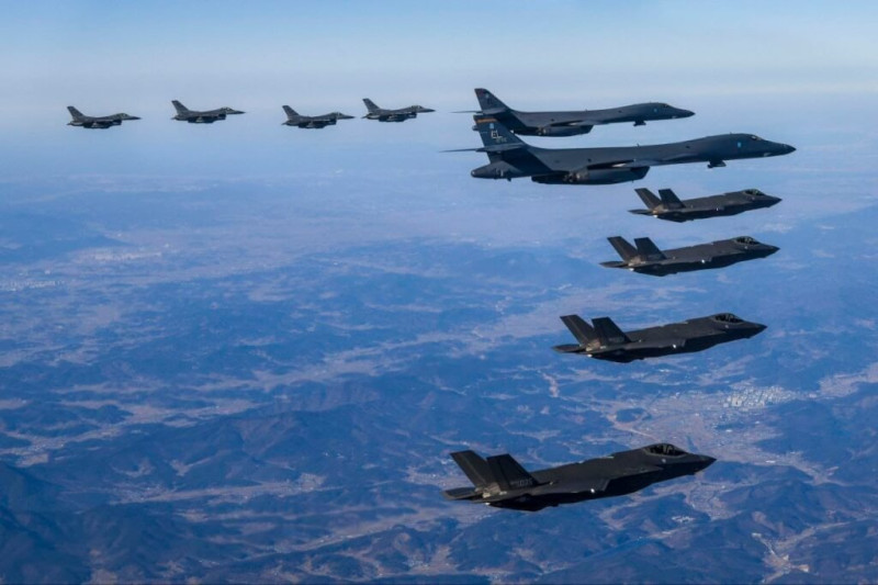 圖為美國與南韓的空軍2月19日實施聯合軍演，反制北韓試射洲際彈道飛彈。 （圖取自facebook.com/jcspao）