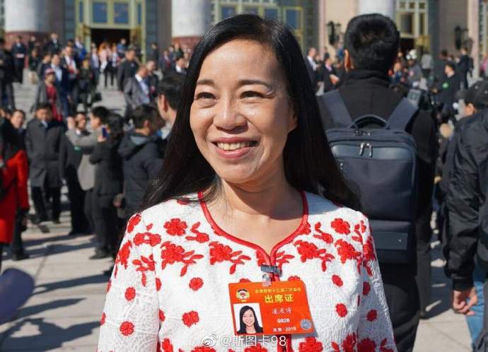 今年61歲自稱「台灣女孩」的中國人大代表凌友詩，在人大會議主張「一國兩制台灣方案」應修改為「一國一制」，遭網友砲轟。   圖：翻攝微博