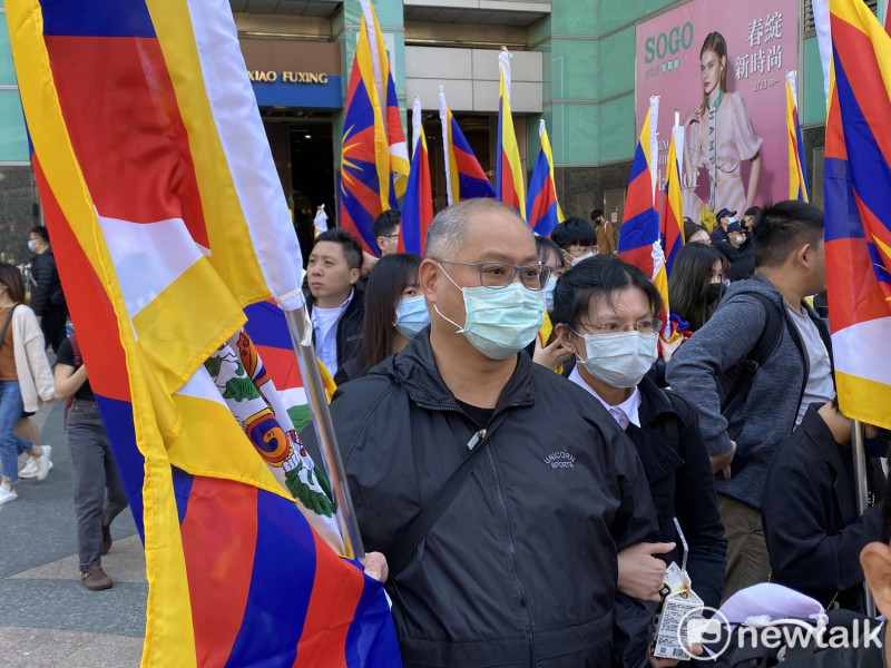遭中共不人道迫害關押5年的NGO工作者李明哲帶著妻子李凈瑜拿著雪山獅子旗現身310西藏抗暴日64週年大遊行。   圖：周煊惠 / 攝