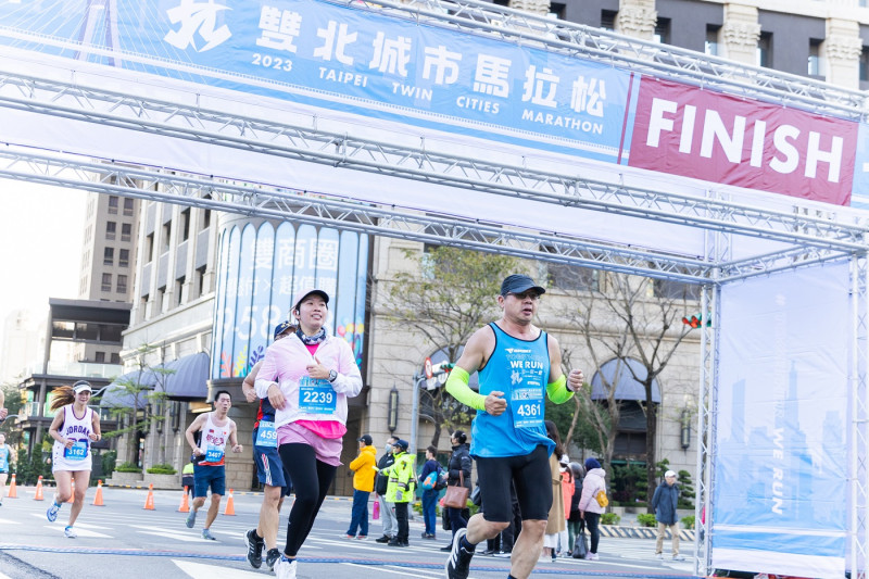 5000名跑友邁力跑向終點。   圖：新北市體育處提供