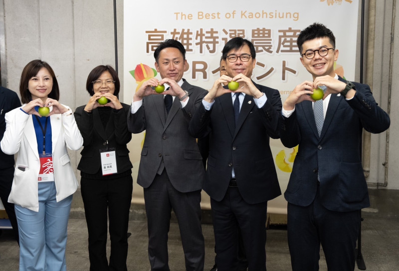 陳其邁(右二)與田中伸幸(中)與訪日團成員拿起蜜棗比愛心。   圖：高雄市農業局/提供
