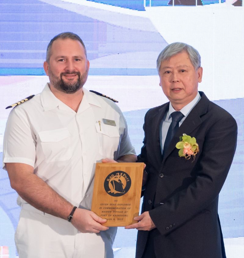 李賢義(右)致贈七海探索者號船長首航紀念牌。   圖：高雄港務分公司棧埠事業處/提供