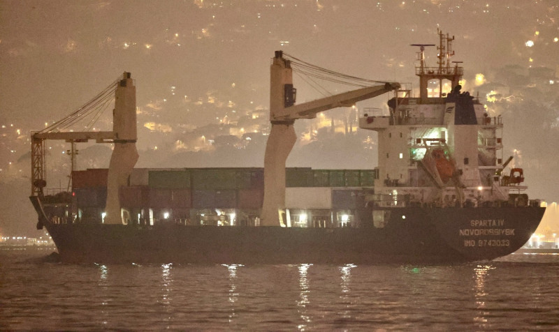 俄羅斯貨輪「斯巴達Ⅳ」(MV Sparta Ⅳ)，3月4日航行經博斯普魯斯海峽，被懷疑載運戰爭物資為俄軍補給。   圖：翻攝@YorukIsik推特