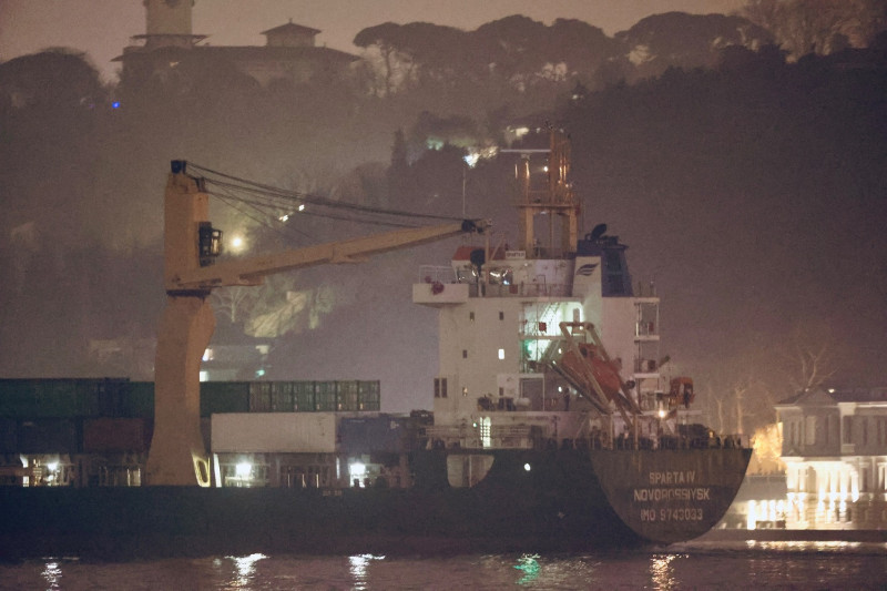 俄羅斯貨輪「斯巴達Ⅳ」(MV Sparta Ⅳ)航經博斯普魯斯海峽時，目擊的國防專家稱船舶吃水深達20英尺，貨櫃堆放高度幾達貨艙頂部。   圖：翻攝@YorukIsik推特
