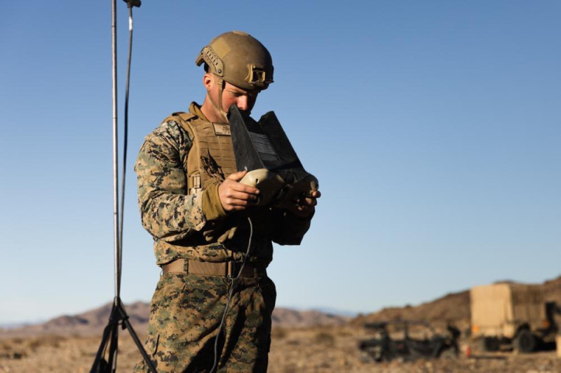 針對第一島鏈可能的軍事衝突，美國海軍陸戰隊第三濱海團在南加州進行10天新型態作戰演訓。圖為彈簧刀無人機操作演練。   圖：翻攝@3d_Marine_Div推特