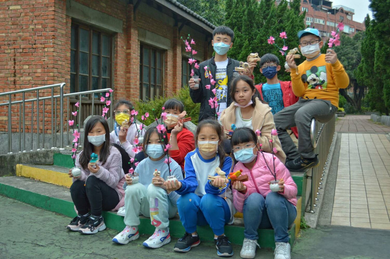 八里國小學生製作桃花插枝成品照。   圖：新北市教育局提供