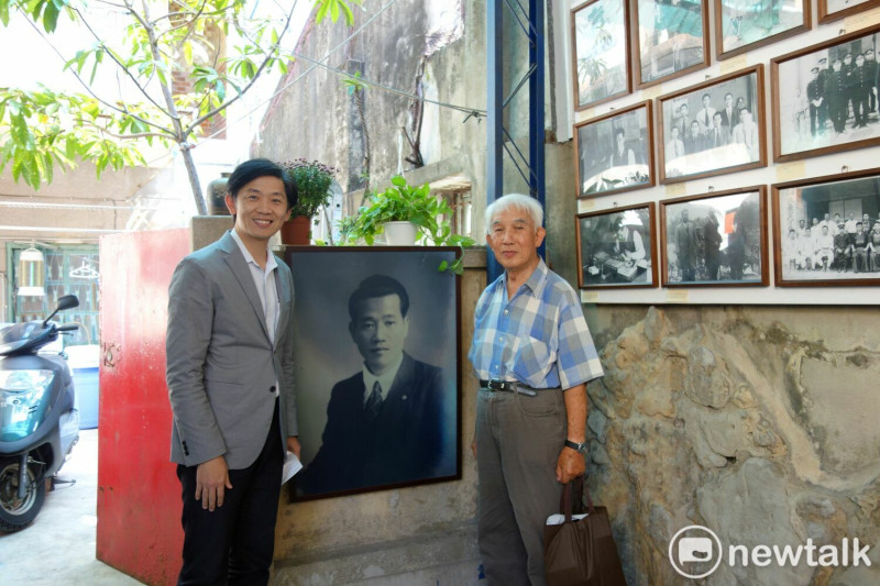 湯德章律師之子湯聰模（右）生前與時任文化局長的台南市副市長葉澤山（左）留下珍貴的合照。   圖：台南市政府提供