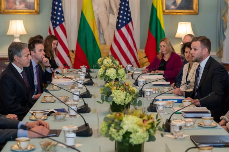 美國國務卿布林肯（左1）與立陶宛外長藍斯柏吉斯（右1）6日於華府會晤。   圖：翻攝推特