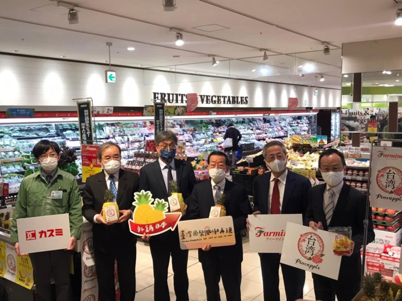 駐日代表謝長廷表示，2年前中國禁止台灣鳳梨進口後，日本超市伸出援手訂購。   圖：取自謝長廷臉書