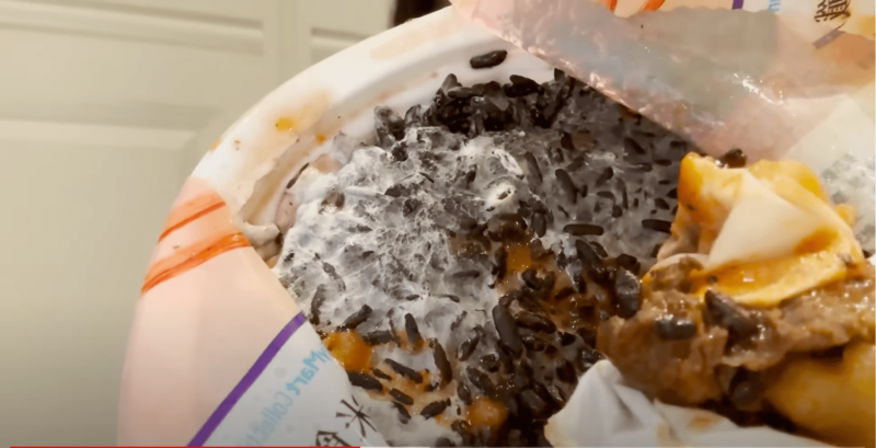 微波的紫米飯拆開包裝有半邊發霉，呈現蜘蛛網狀的白色絨毛還飄出酸臭味。   圖：翻攝自美麗妄娜Youtube