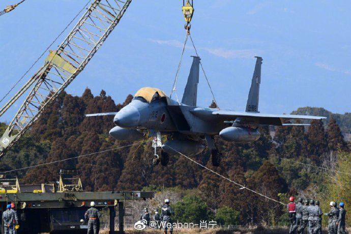 日本航空自衛隊一架F-15J戰機偏離跑道陷入草地，初步檢視戰機沒有受損，飛行員也沒有受傷。   圖：翻攝@Weapon-肖宁微博