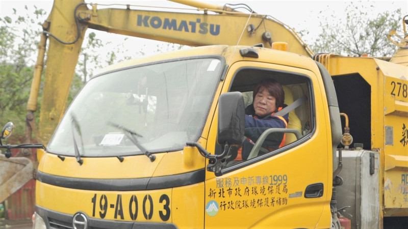 汐止區清潔隊清運班司機蕭春紫，擁有熟練的技術及親切熱情的態度。   圖：新北市環保局提供