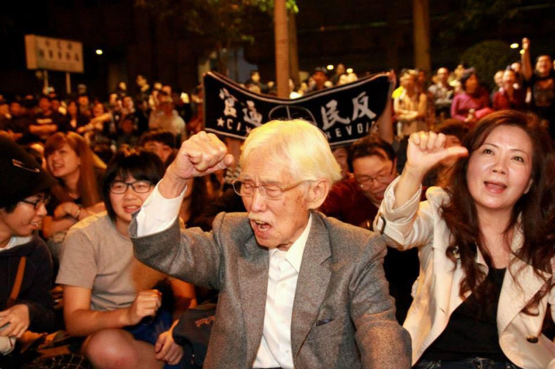 辜寬敏（左一）與妻子王美琇（右）一起到太陽花抗議現場和年輕人振臂疾呼，抗議中國的鴨霸。   圖：取自台灣制憲基金會（資料照）