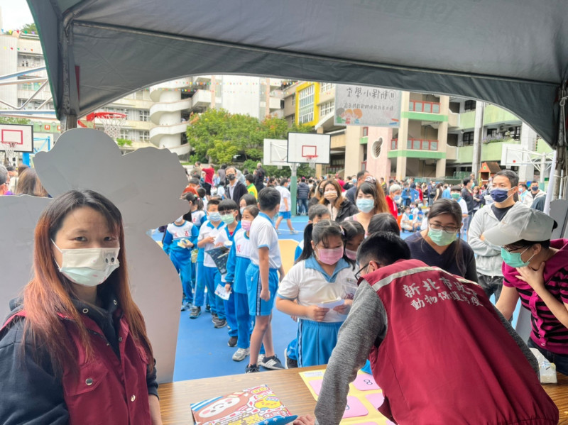 溫惠婷（左）假日到學校辦理動保護宣導工作。   圖：新北市動保處提供