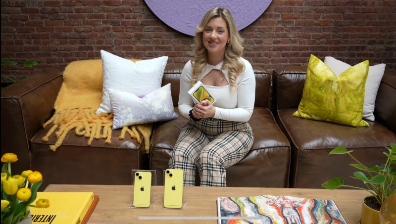 國外YouTuber「katamogz」最新開箱iPhone14、iPhone14Plus「黃色」實體機，她表示很喜歡這次的顏色。   圖：翻攝自katamogz YouTube