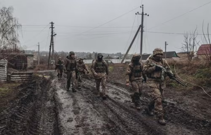 部分烏軍正在徒步撤退。   圖：翻攝自陸網