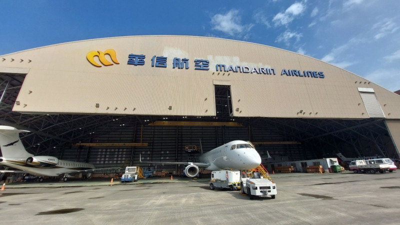 受到颱風影響，交通部民航局表示，明(27)日國內航班全取消。   圖：翻攝自自華信航空臉書