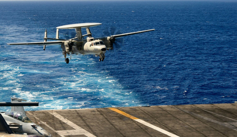 美國最新同意將出售5架E-2D「先進鷹眼」預警機及相關設備給日本。圖為2022年美軍一架E-2D降落「卡爾文森號」(CVN-70)航空母艦。   圖：翻攝U.S. Navy 