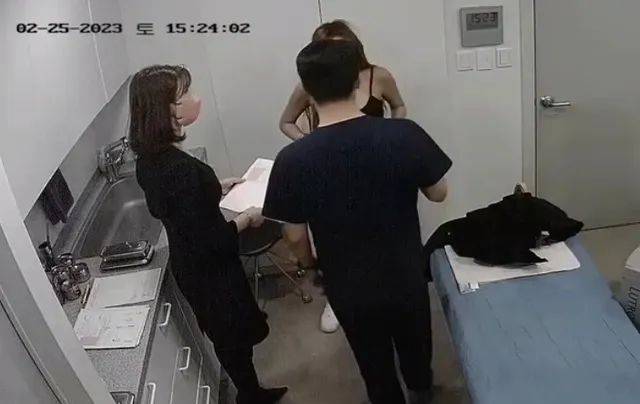 診所病患諮詢以及裸身體檢的影片全數外洩，包括藝人在內超過30人受害。   圖：翻攝自搜狐網