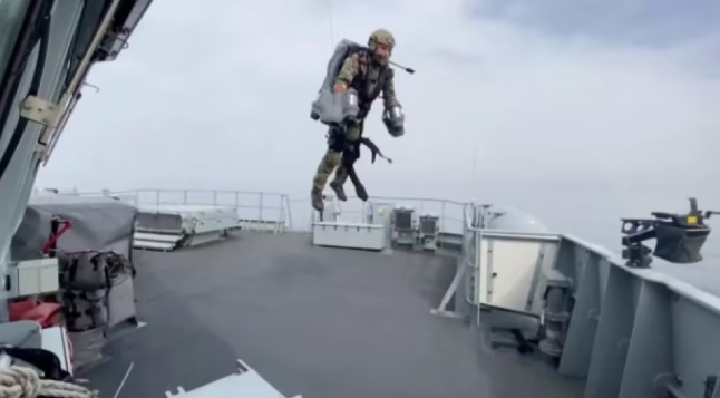 英國皇家海軍測試單人飛行背包。 圖 : 翻攝自澎派新聞