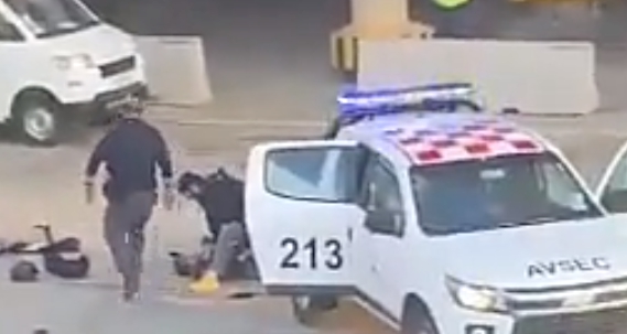 智利首都機場發生激烈槍戰，造成一名安保人員和一名劫匪喪生，智利官員稱劫匪企圖搶劫超過 3,200 萬美元 ( 約台幣 9.86 億元 ) 現金。   圖 : 影片截圖