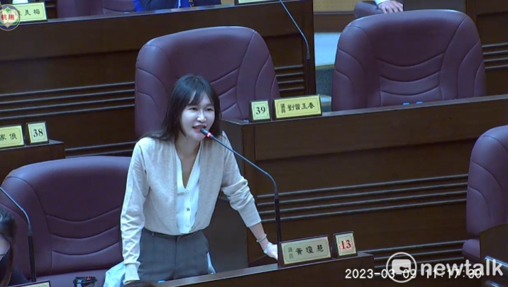 綠營議員黃瓊慧不滿表示，議員在議事堂是來監督市府，而不是由市府來監督議員。   圖：林昀真／攝
