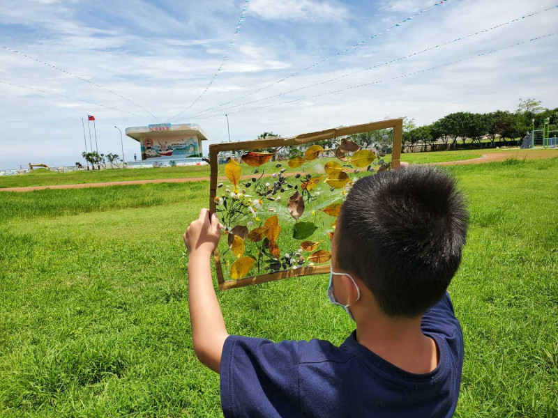幼兒以展示畫框的概念感受石門日常生活中的美。   圖：新北市教育局提供