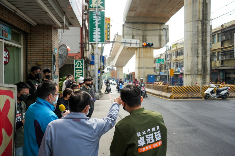 新北市議員卓冠廷與鶯歌永吉里長林茂哲邀請新北市捷運工程局、交通局、養工處、鶯歌區公所、新北市警察局三峽分局等各局處單位前往捷運三鶯線鶯桃路沿線會勘。   圖：新北市議員卓冠廷辦公室提供