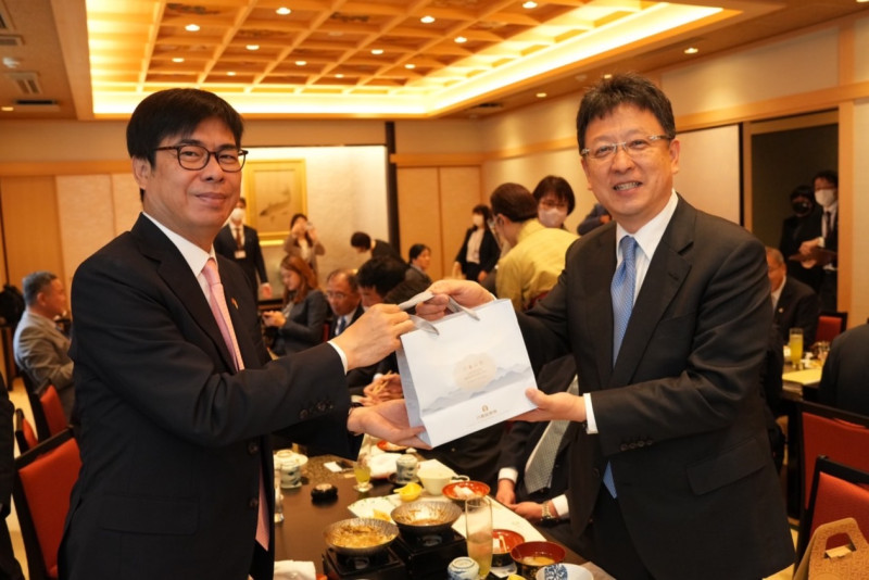 陳其邁(左)送大西一史高雄的花生禮盒。   圖：高雄市政府/提供