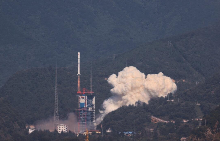 繼本月7日中國「長征-2D」運載火箭第二節火箭殘骸在德州墜毀解體；11日再傳另一次發射火箭殘骸再入大氣層，在尼泊爾上空解體。   圖：中國央視新聞截圖(資料照片)