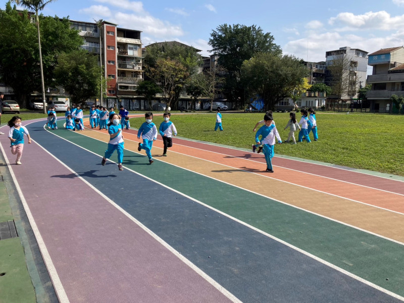 白雲國小學生在彩虹跑道上體育課程。   圖：新北市教育局提供