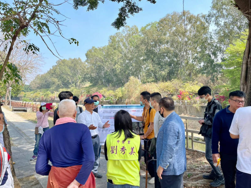 高市水利局診斷中崙河岸步道工程樹木保育。   圖：高雄市水利局/提供