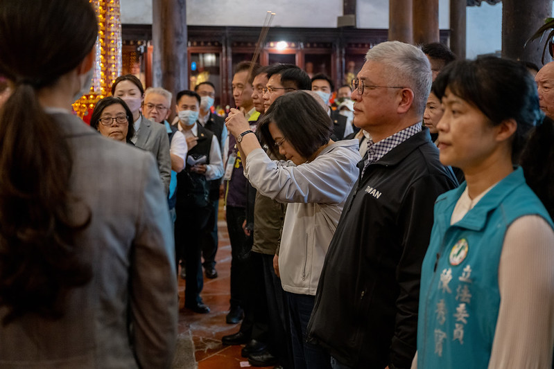 蔡英文總統今（10）日下午前往彰化鹿港龍山寺參香。   圖：總統府提供