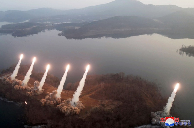 朝鮮 9 日發射的「新型戰術制導武器」短時間低空飛行的特點可能加大韓軍的探測難度。   圖：翻攝自朝中社