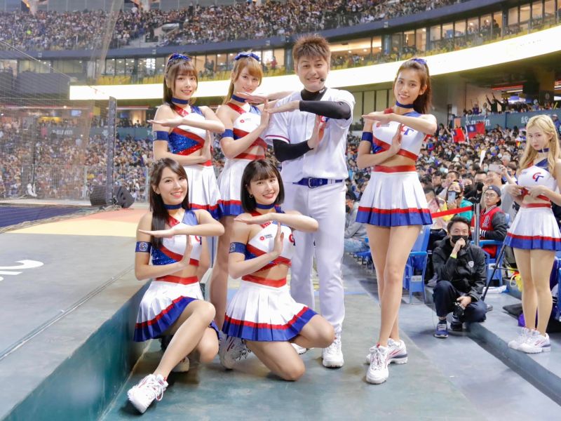 中華職棒從各啦啦隊中選出21名啦啦隊成員，組成的「台灣精品經典女孩」驚艷了全世界。   圖／中信兄弟Passion Sisters啦啦隊臉書
