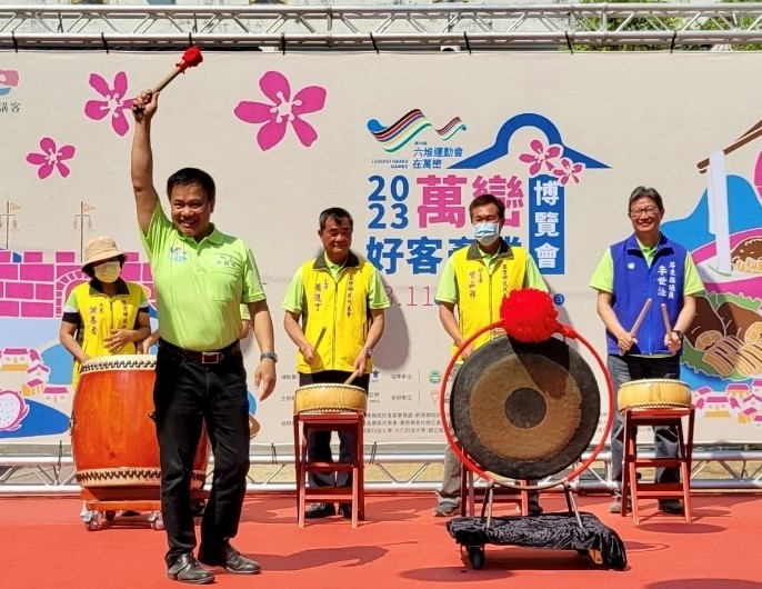 林國順(左二)為博覽會開幕敲響銅鑼。   圖：屏東縣萬巒鄉公所/提供