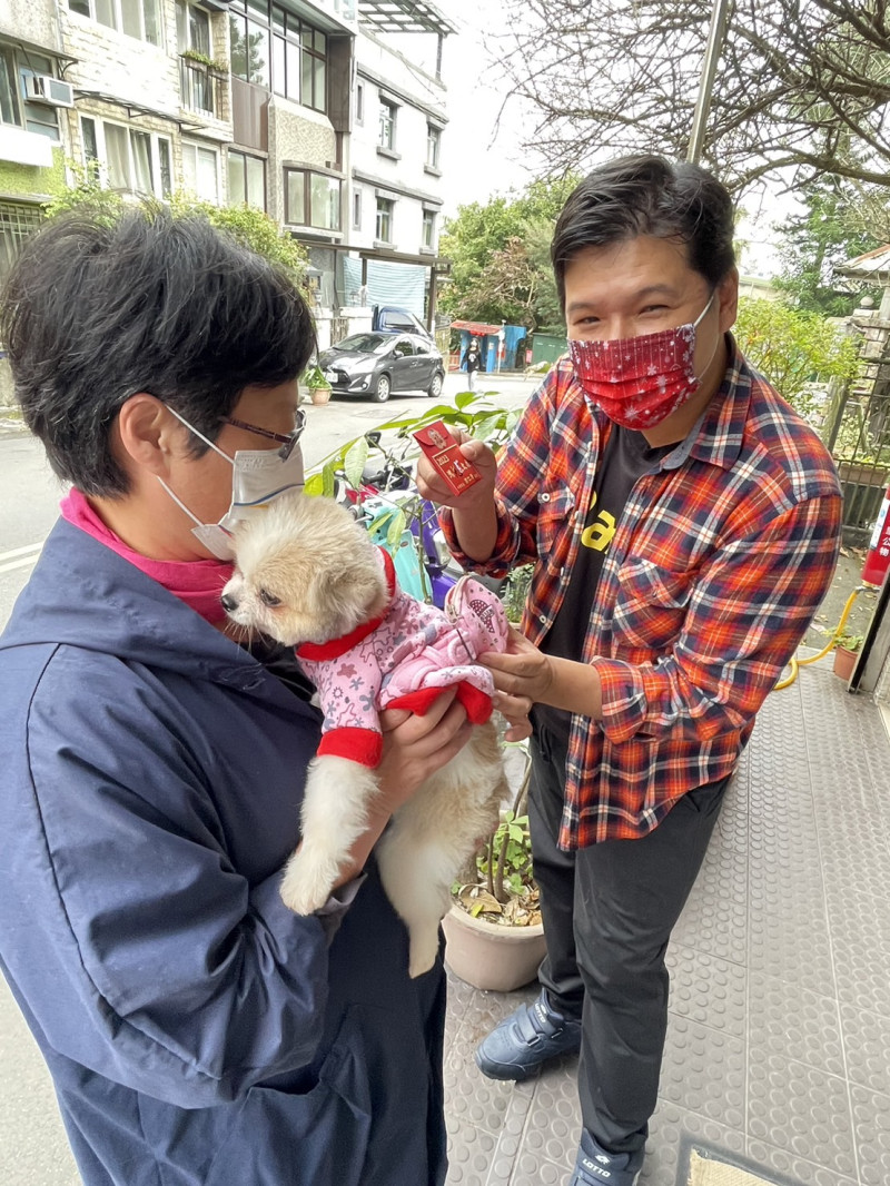 郭仁澤過年期間也應景發紅包給毛寶貝。   圖：新北 市動保處提供