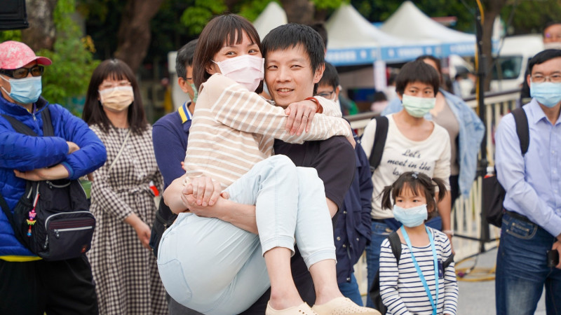 公主抱親親競賽也吸引夫妻檔報名參加。   圖：新北市經發局提供