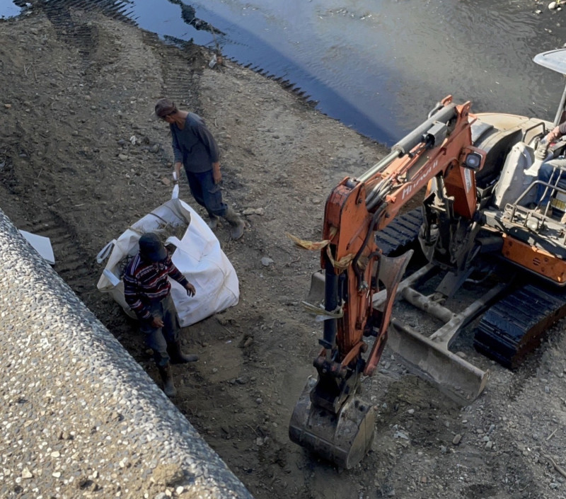 塔寮坑溪河道清淤工程的承包商，將清疏污泥、垃圾倒在河道，導致越清越髒。   圖：新北市環保局提供