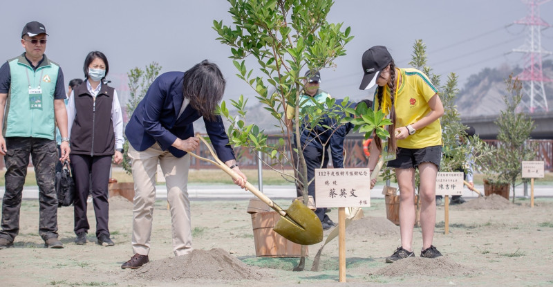 總統蔡英文12日出席植樹節活動。   圖：總統府提供