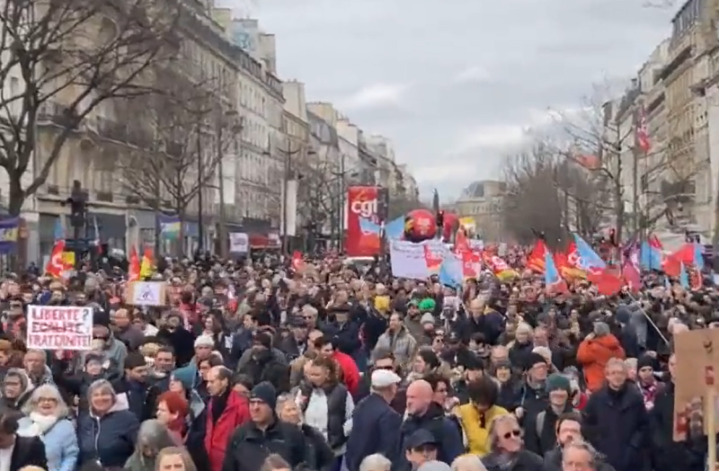 因不滿政府通過年金改革法案，法國工會團體上街示威抗議。   圖：翻攝自推特