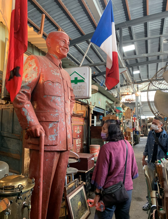 高雄內惟跳蚤市場竟販售蔣介石銅像。   圖：翻攝自推特@TSniedziewski